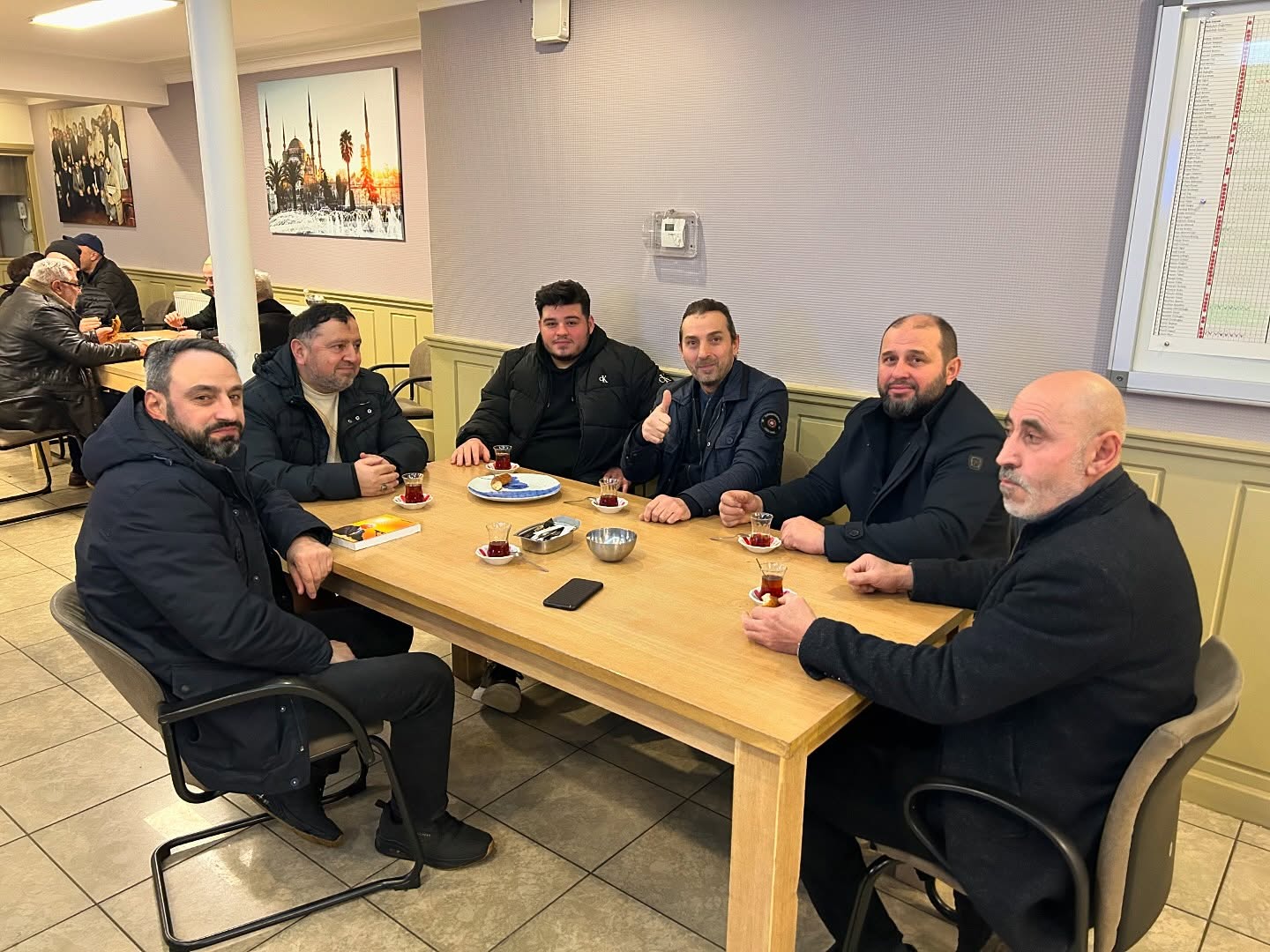 Baba ve oğlu sabah namazında.. 🤍